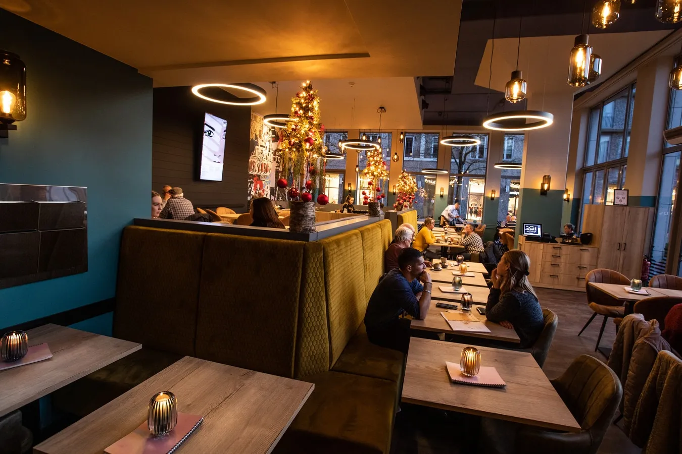 Scherm van iCHANNEL middenin brasserie 360, Genk