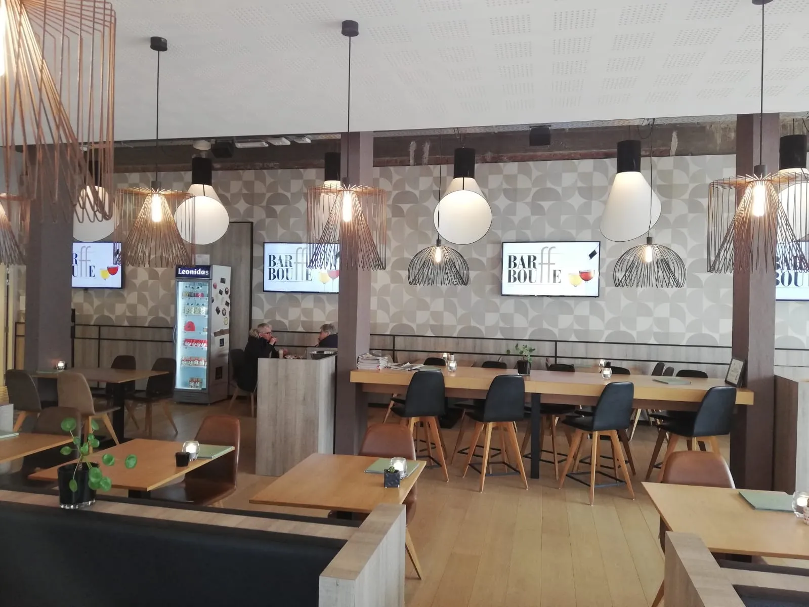 Scherm van iCHANNEL bij Bar Bouffe, Lanaken — Fris interieur, frisse boodschap.