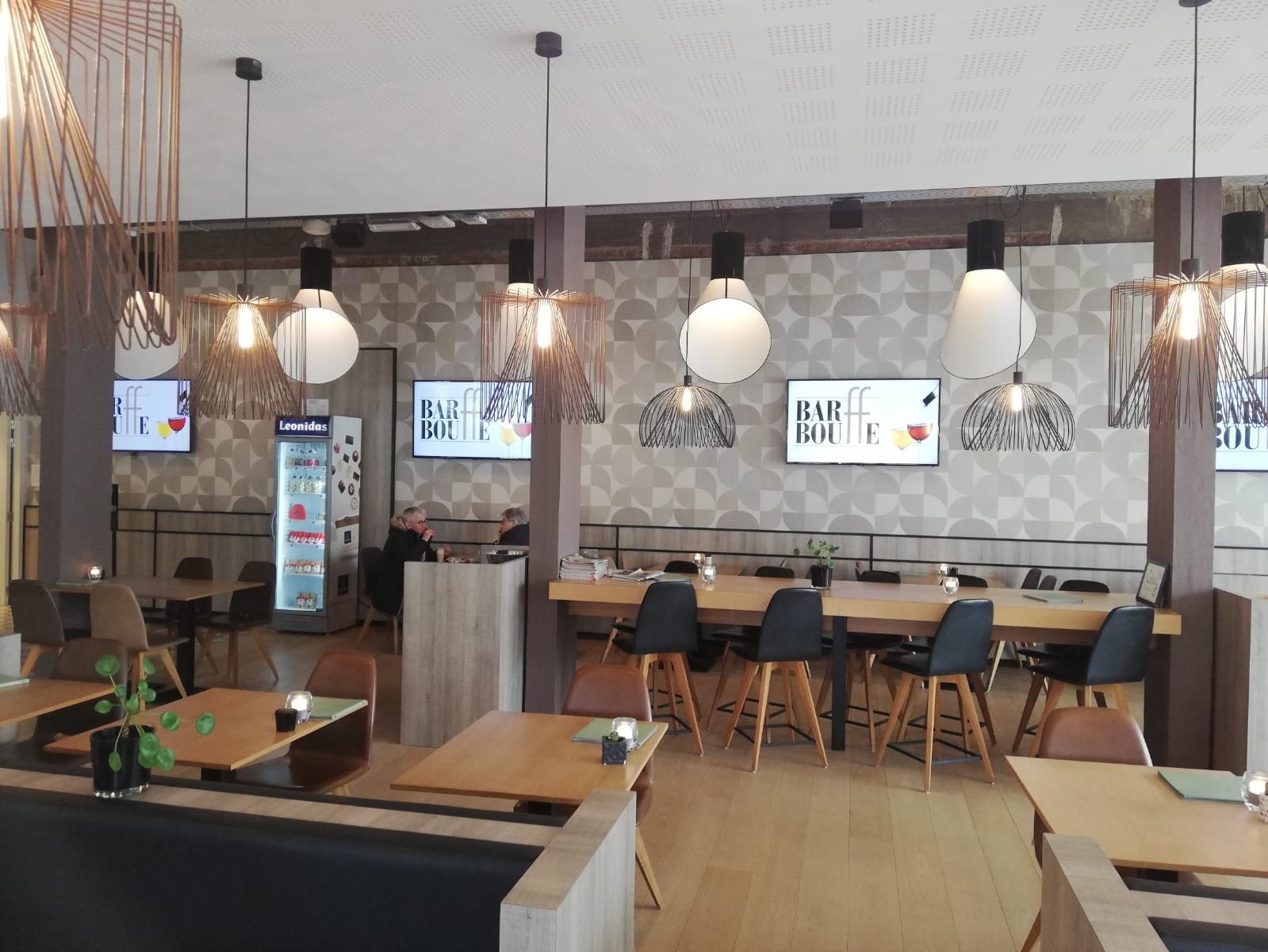 Scherm van iCHANNEL bij Bar Bouffe, Lanaken — Fris interieur, frisse boodschap.