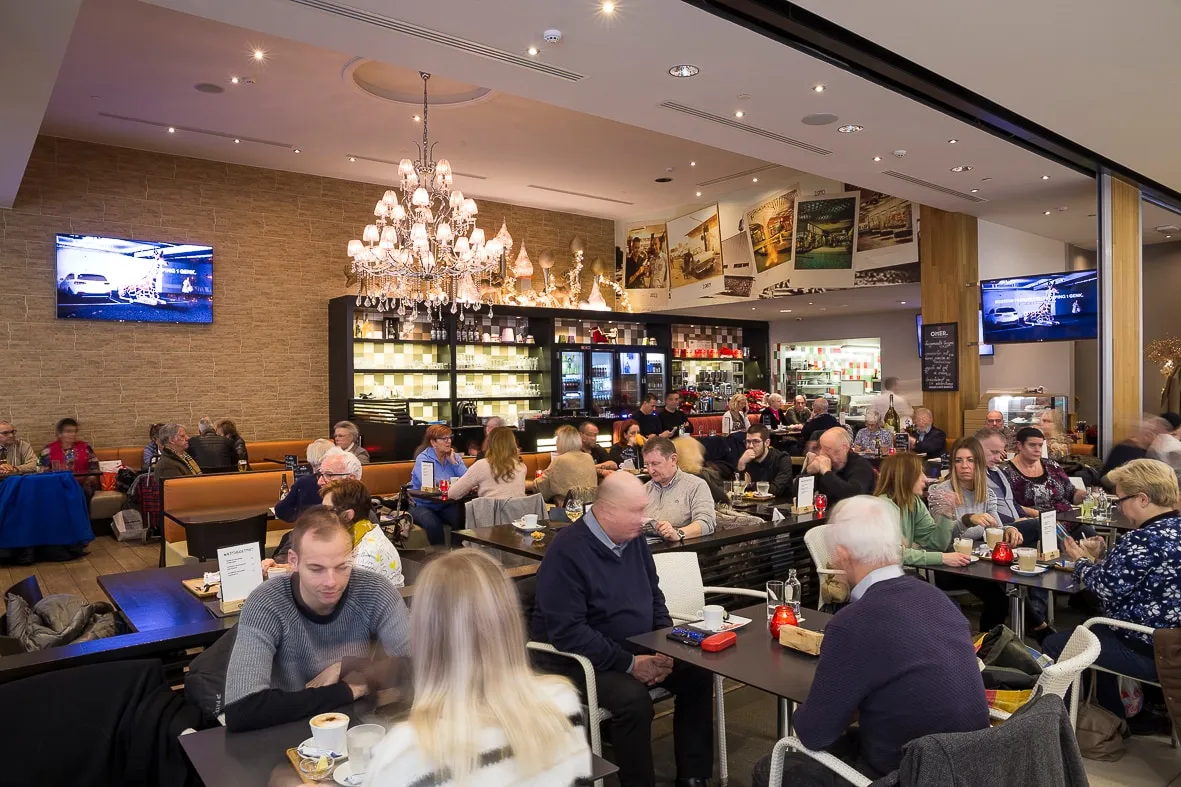 Scherm van iCHANNEL bij Wheels, Genk — Volle zaal, volle aandacht.