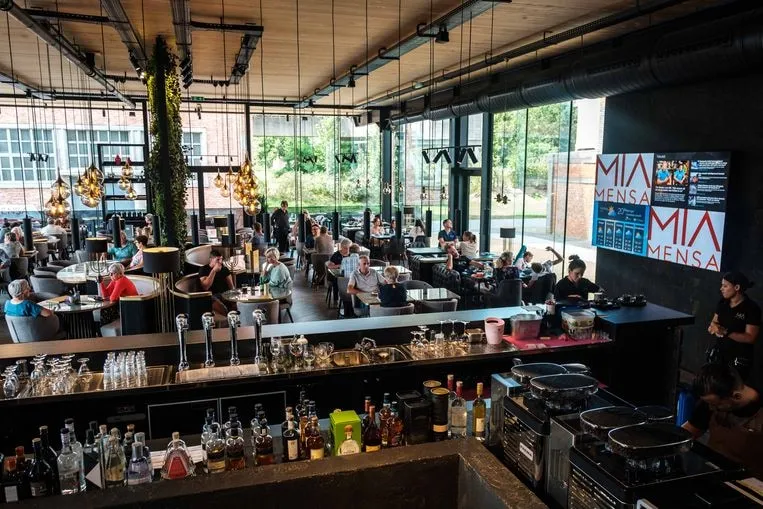 Scherm van iCHANNEL bij Mia Mensa, Beringen — Schermen die versmelten met het interieur.