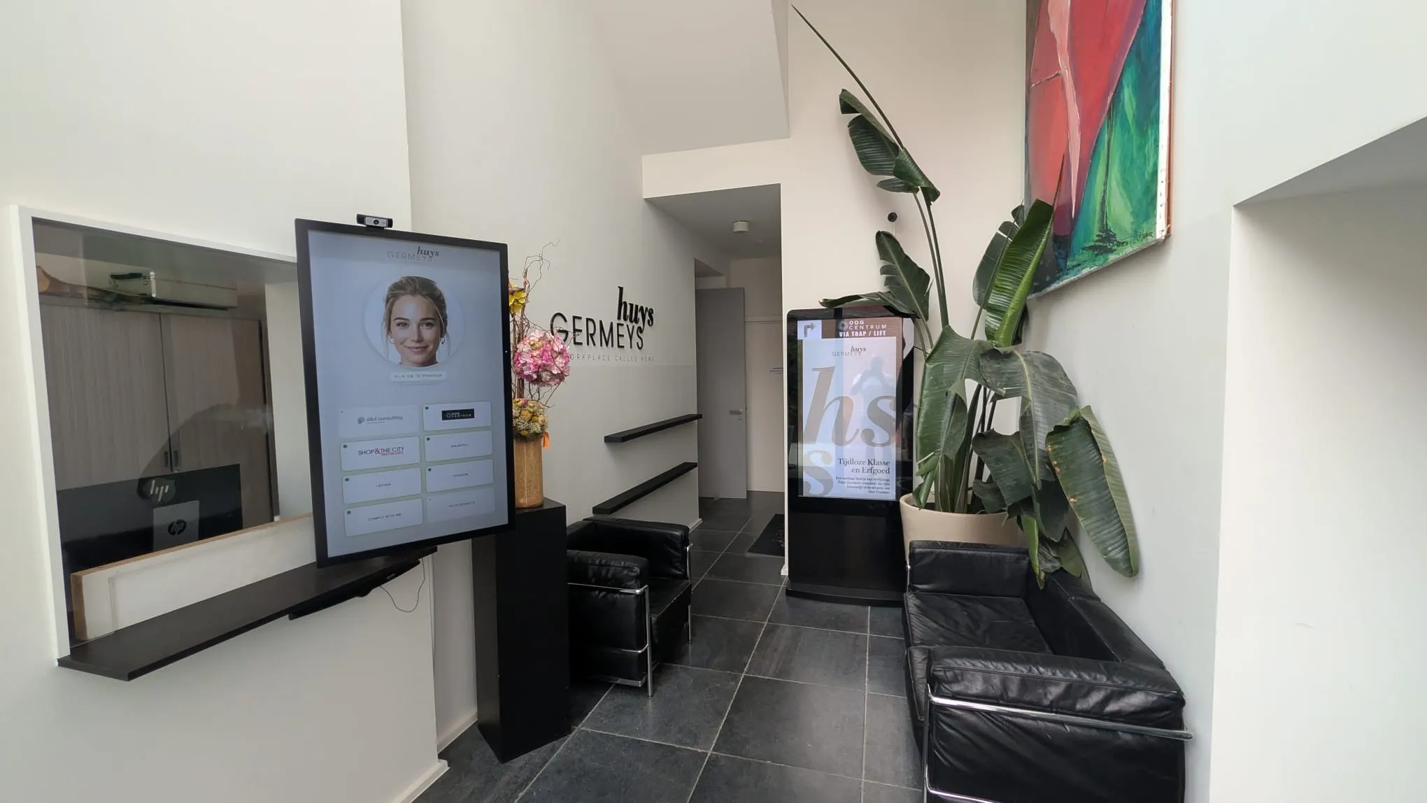 Sophie, de AI-receptioniste van iCHANNEL, op het onthaalscherm bij Huys Germeys